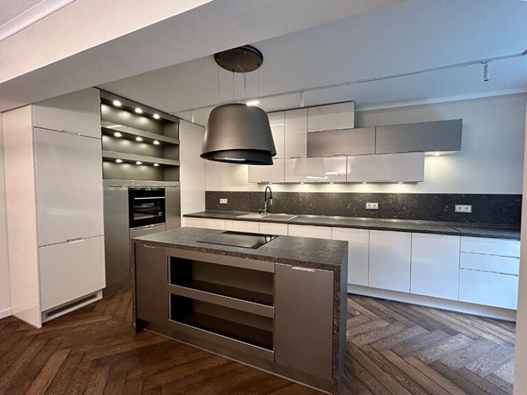 ъглова кухня по проект с остров в цвят бял гланц и металик гланц