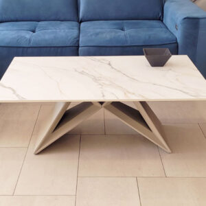 холна маса с керамичен плот и основа от метал. цвета на плота е златен мрамор. а на краката бежово - каки