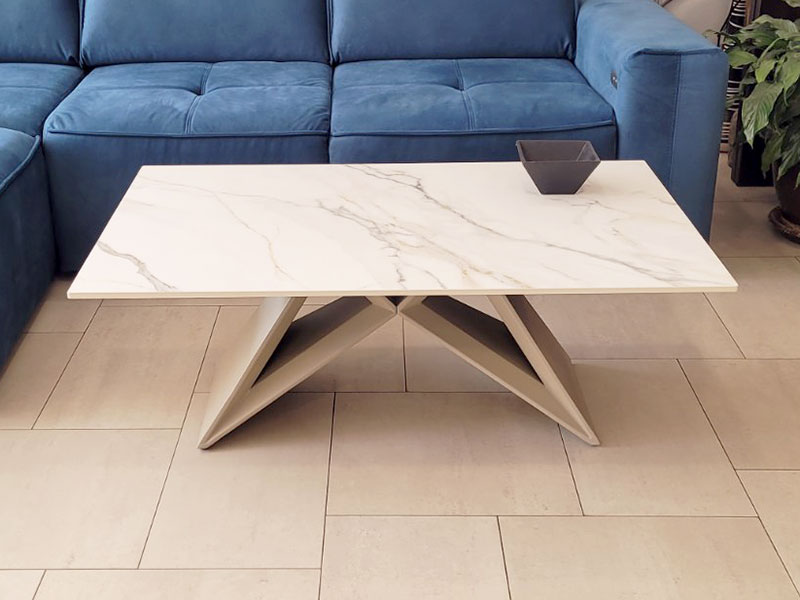 холна маса с керамичен плот и основа от метал. цвета на плота е златен мрамор. а на краката бежово - каки