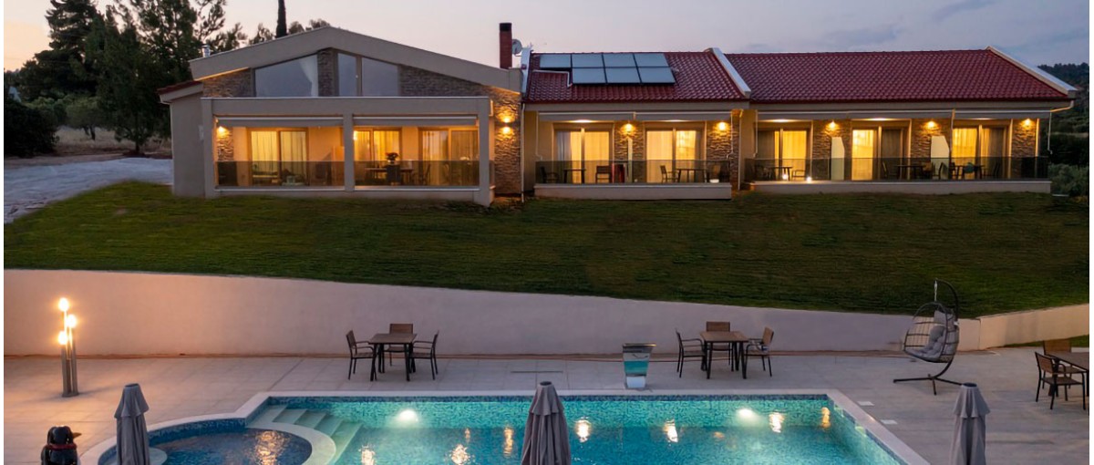 Хотел обзаведен от мебели platan