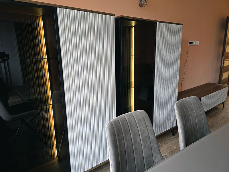 хол обзаведен с шкафове в цвят кашмир