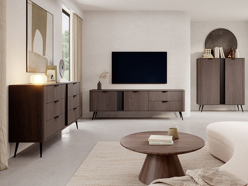 хол с подредени шкафове в цвят тъмен дъб