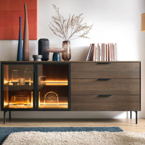 скрин с две остъклени врати и три чекмеджета в цвят орех и черно