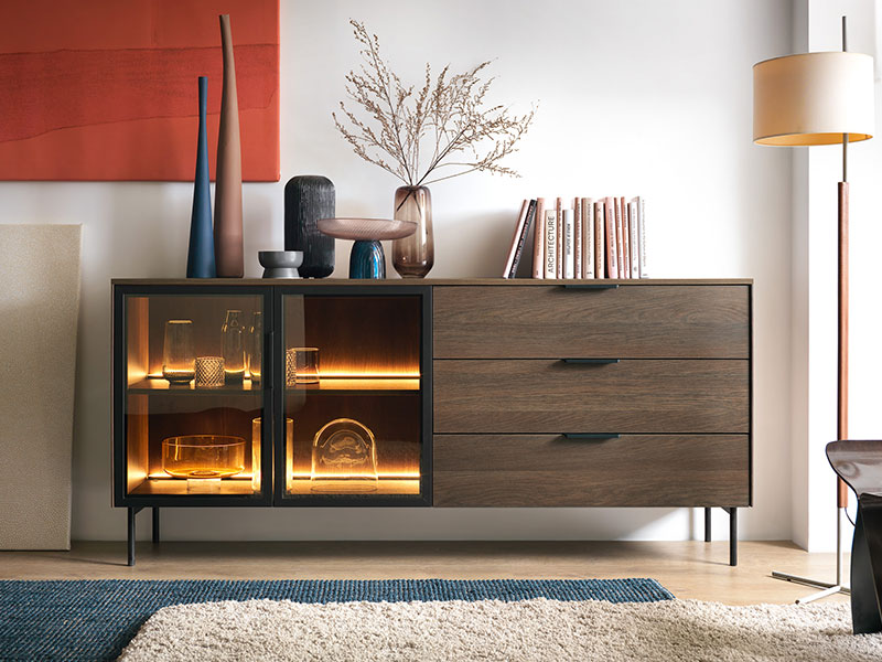 скрин с две остъклени врати и три чекмеджета в цвят орех и черно