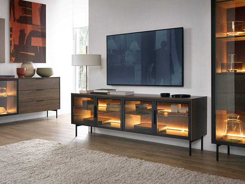 тв шкаф с четири остъклени врати в цвят орех с черно