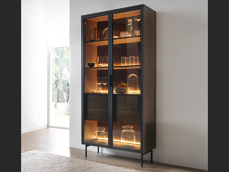 висок шкаф витрина с лед осветление с две врати цвят орех